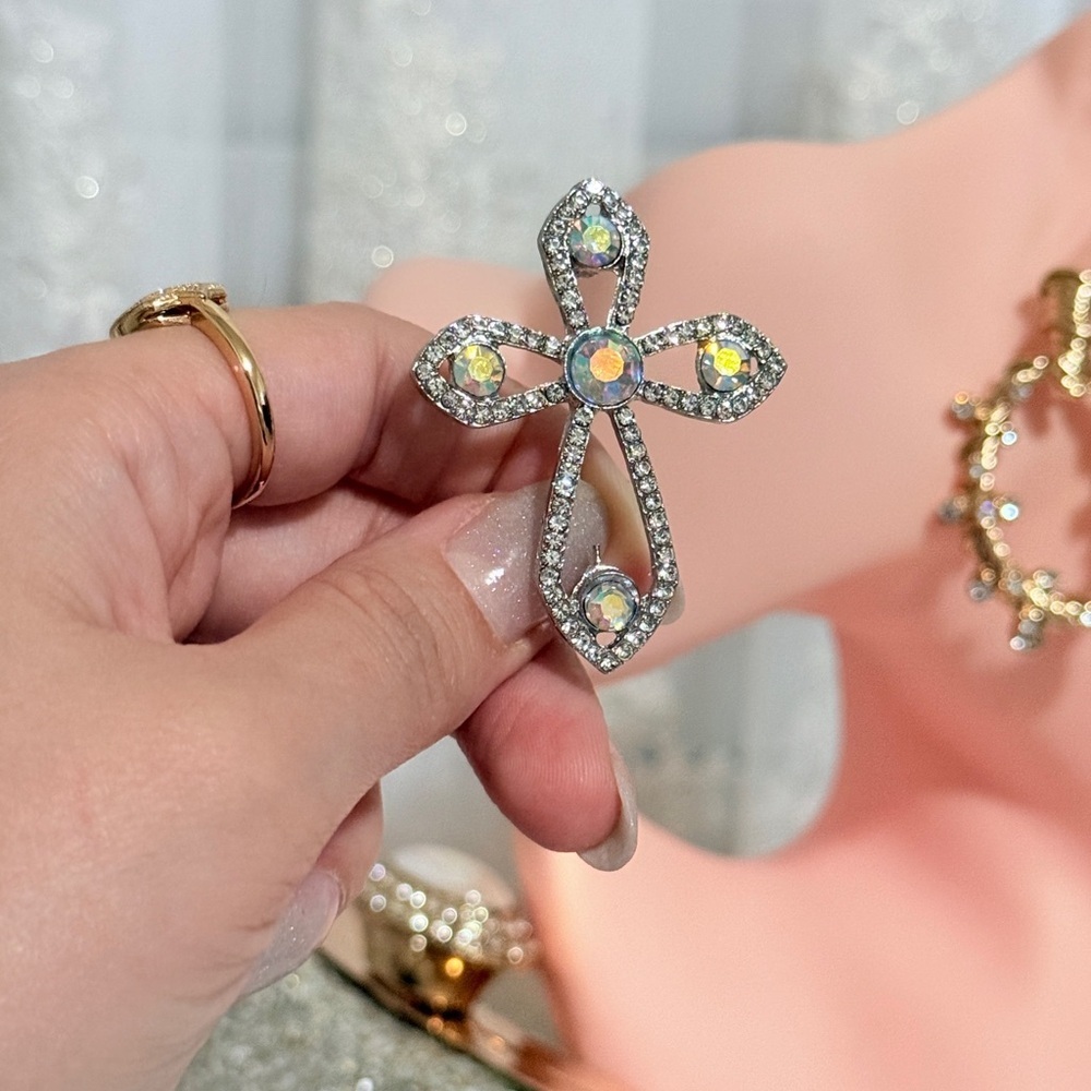 ⚜️ Elegant Silver Cross Brooch with Crystal Accents - Picture 6 of 6
